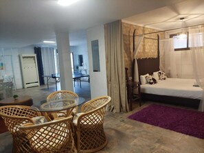 5 bedrooms, iron/ironing board, WiFi, bed sheets