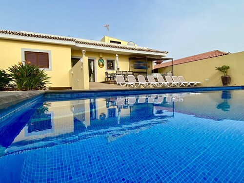 VILLA TINIZARA; SONNIGE VILLA MIT PRIVATEM POOL.
