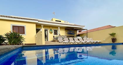 VILLA TINIZARA; SONNIGE VILLA MIT PRIVATEM POOL.