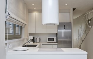 Refrigerador con freezer, microondas, horno, placa de cocina