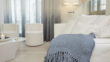 Villa, 3 slaapkamers, uitzicht op zee | Woonkamer | Een smart-tv en een open haard
