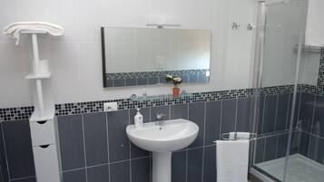 Chambre Standard Double ou avec lits jumeaux, 1 chambre | Salle de bain | Douche, sĂšche-cheveux, bidet, serviettes fournies
