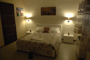 Comfort-Doppel- oder -Zweibettzimmer, 1 Schlafzimmer | Individuell dekoriert, individuell eingerichtet, Schreibtisch