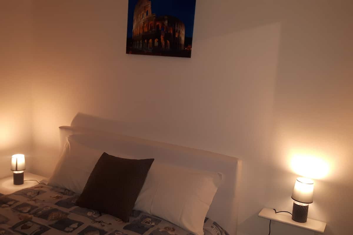 Eenvoudige kamer, 1 twee- of 2 eenpersoonsbedden, 1 slaapkamer, uitzicht op stad | Individueel gedecoreerd, individueel gemeubileerd, een bureau