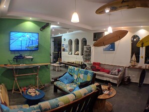Lobby sitting area - Curvão Surf House - Hostel (Guarujá)