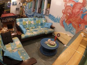 Lobby sitting area - Curvão Surf House - Hostel (Guarujá)
