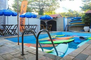 Outdoor pool - Curvão Surf House - Hostel (Guarujá)