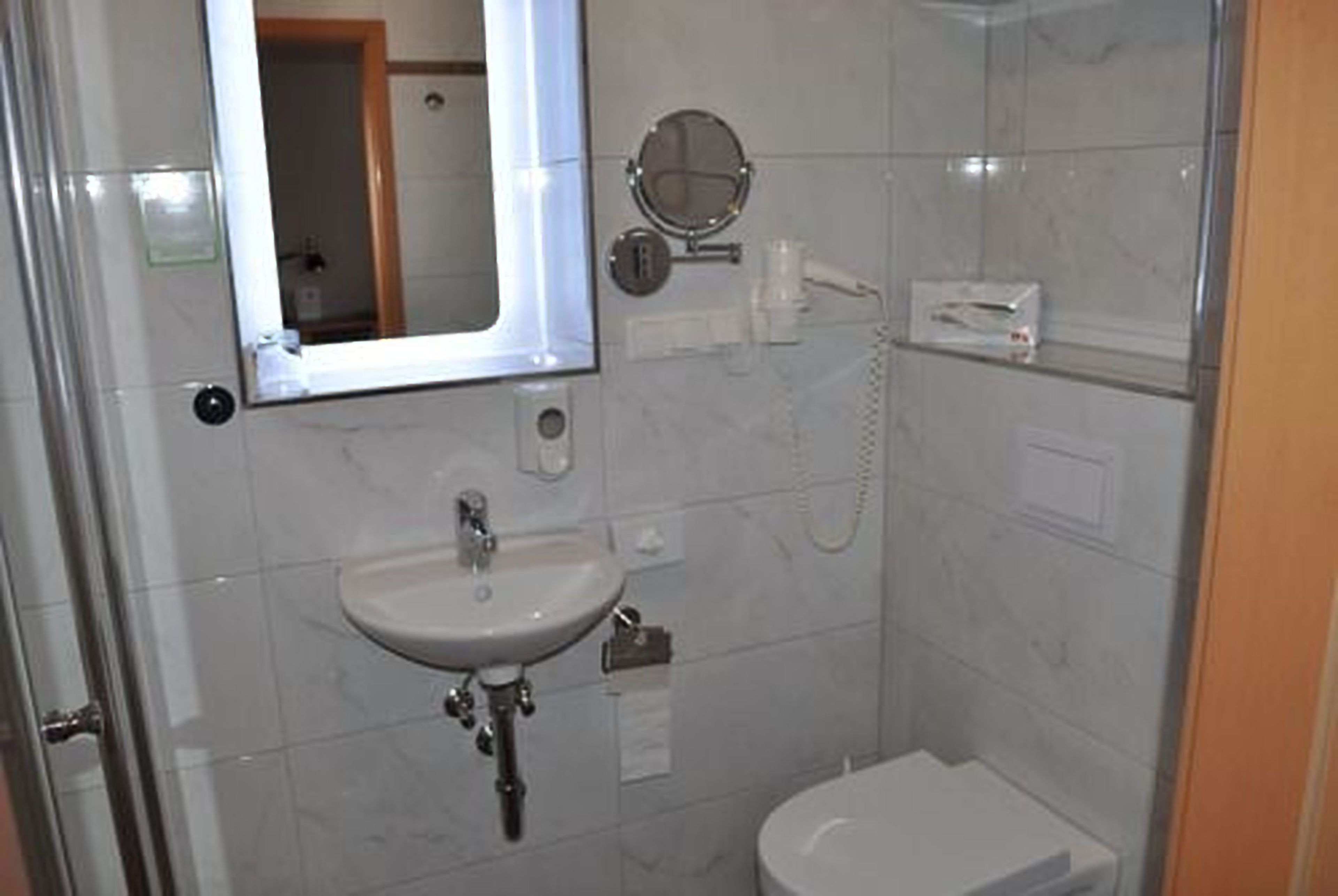 single room | bathroom | shower, towels