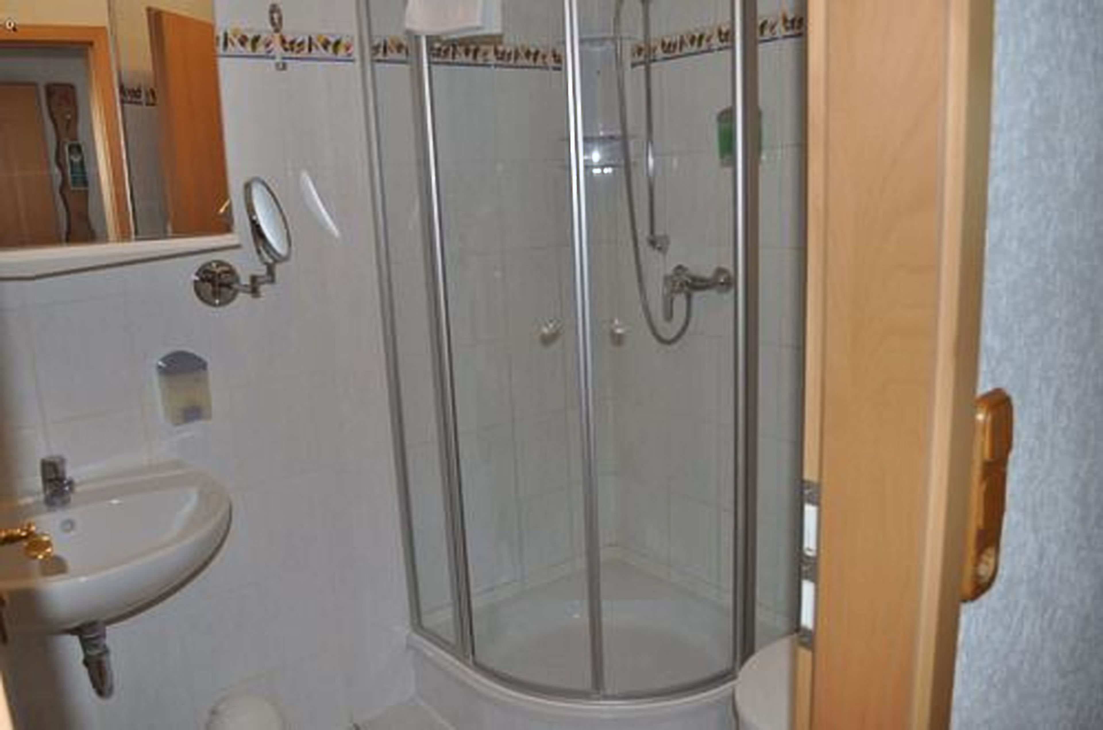 double room | bathroom | shower, towels