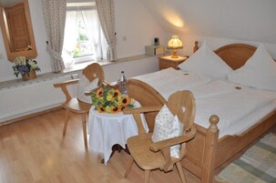 办公桌、免费婴儿床、免费 WiFi、床单