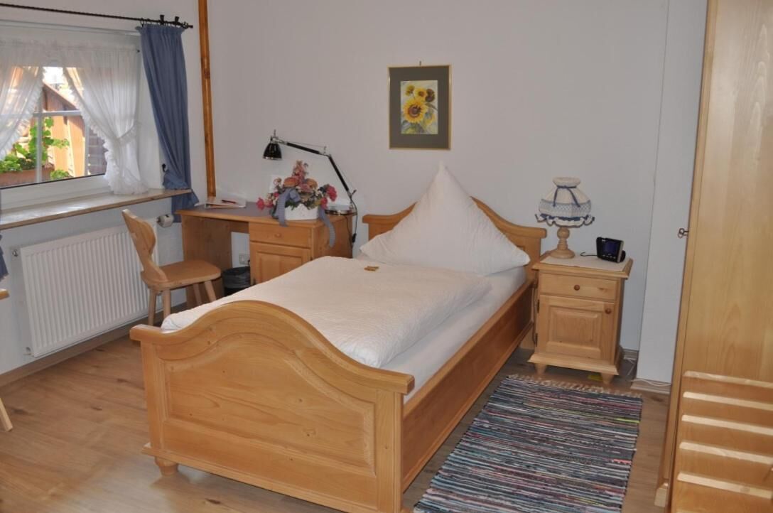 desk, free cots/infant beds, free wifi, bed sheets