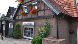 A traditional brick building with a sign reading "Hotel Restaurant." - Bei Hölzchen (Hannover)