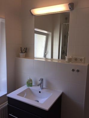 Douche, sèche-cheveux, serviettes fournies, savon