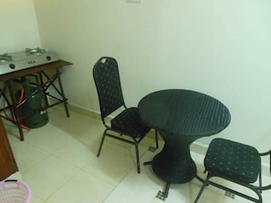 32-inch Smart TV with premium TV channels, TV, Netflix