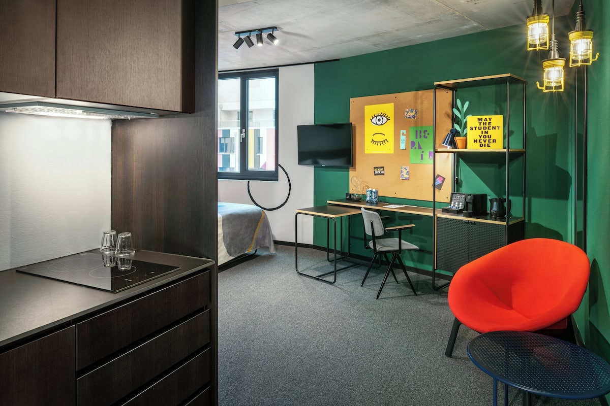 Estudio Deluxe | Escritorio, espacio para trabajar con laptop y cortinas blackout