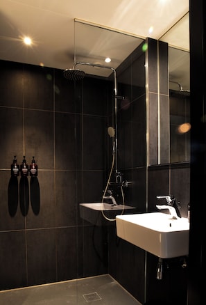 Een douche, gratis toiletartikelen, handdoeken, zeep