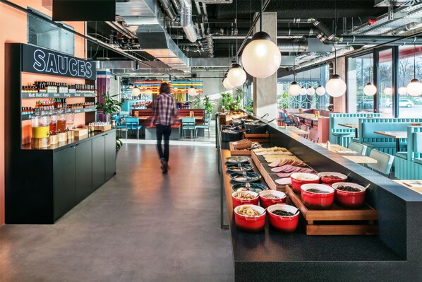 Daily buffet breakfast (EUR 19.5 per person) - The Social Hub Berlin (Berlin)