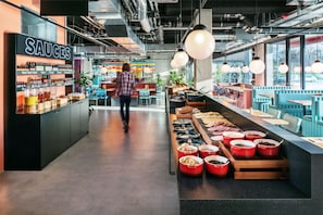 Päivittäinen buffetaamiainen (19.5 EUR per henkilö)