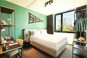 Executive Room | Desk, laptop workspace, blackout drapes, soundproofing