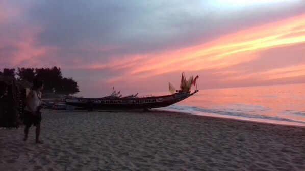 Beach - Spacious round house in a quiet location (Abéné)