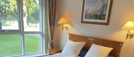 Escritorio, cortinas blackout, insonorización y wifi gratis