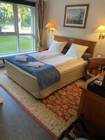 Een bureau, verduisterende gordijnen, geluiddichte muren, gratis wifi