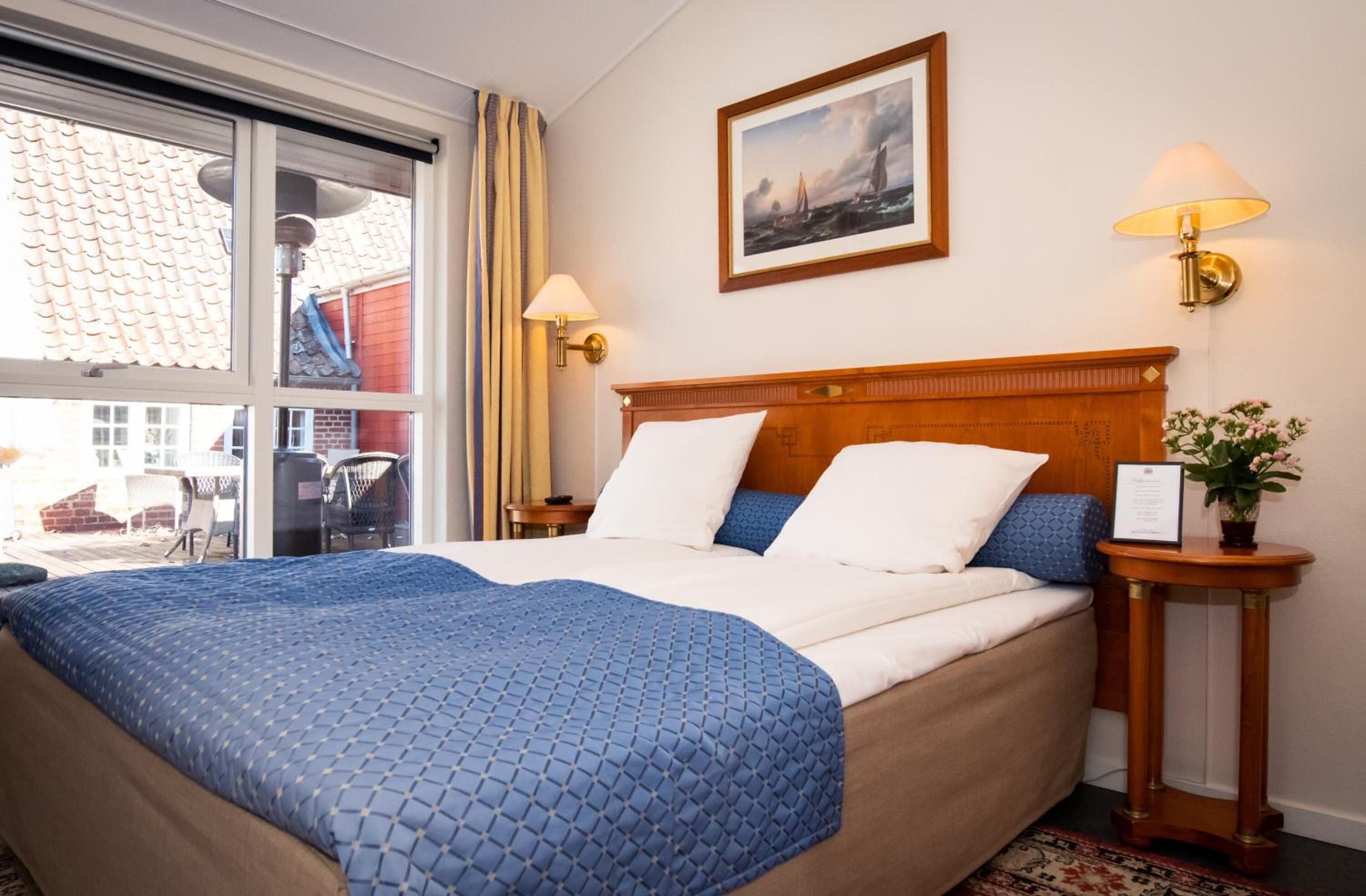 desk, blackout curtains, soundproofing, free wifi