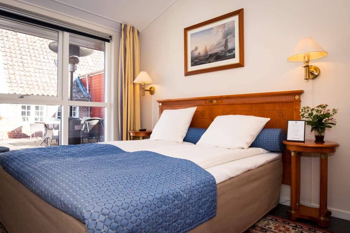 desk, blackout curtains, soundproofing, free wifi