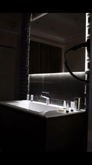 Bathroom sink - B&B Il Duomo (Gioia Tauro)