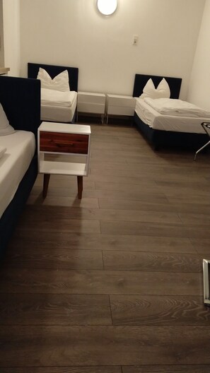 Comfort-Zweibettzimmer, Mehrere Betten, Nichtraucher | Individuell dekoriert, individuell eingerichtet, Schreibtisch