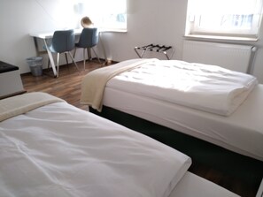 Comfort-Zweibettzimmer, Mehrere Betten, Nichtraucher | Individuell dekoriert, individuell eingerichtet, Schreibtisch