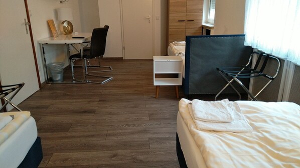 Comfort Twin Room, Multiple Beds, Non Smoking | Individually decorated, individually furnished, desk, blackout drapes - Hotel Zentrum (Grevenbroich)