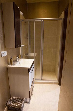 Familie suite | Badkamer | Een bad, een bubbelbad, gratis toiletartikelen, een haardroger