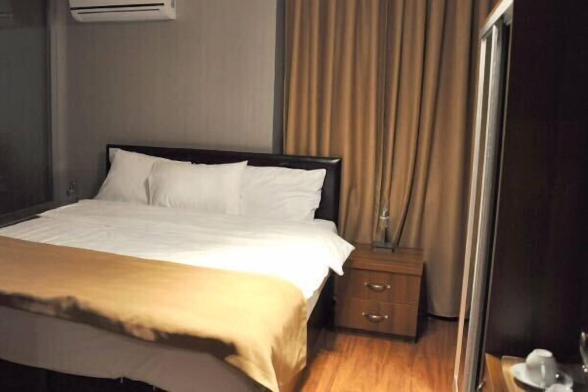 Junior Suite | In-room safe, iron/ironing board, free WiFi, bed sheets