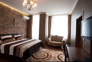 In-room safe, iron/ironing board, free WiFi, bed sheets - Mayer Pera Suites (Istanbul)