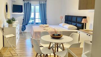 Luxury Studio, Sea View | In-room dining