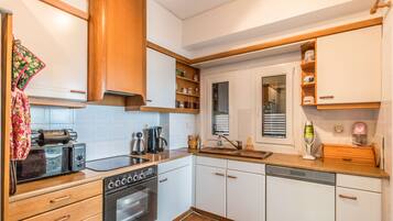 Deluxe Apartment | 3 bedrooms, blackout curtains, soundproofing, iron/ironing board