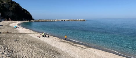 Una spiaggia nelle vicinanze, lettini da mare, ombrelloni