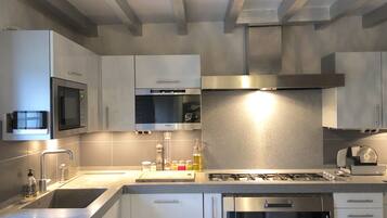 Een koelkast, een microgolfoven, een oven, een kookplaat