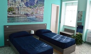 書桌、免費無線上網、床單