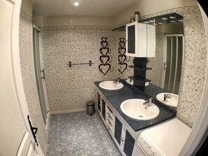 Shower, hair dryer, towels, soap - T4 DUPLEX APARTMENT 6 PEOPLE 3 BEDROOMS 70 M2 SERRE CHEVALIER (La Salle-les-Alpes)