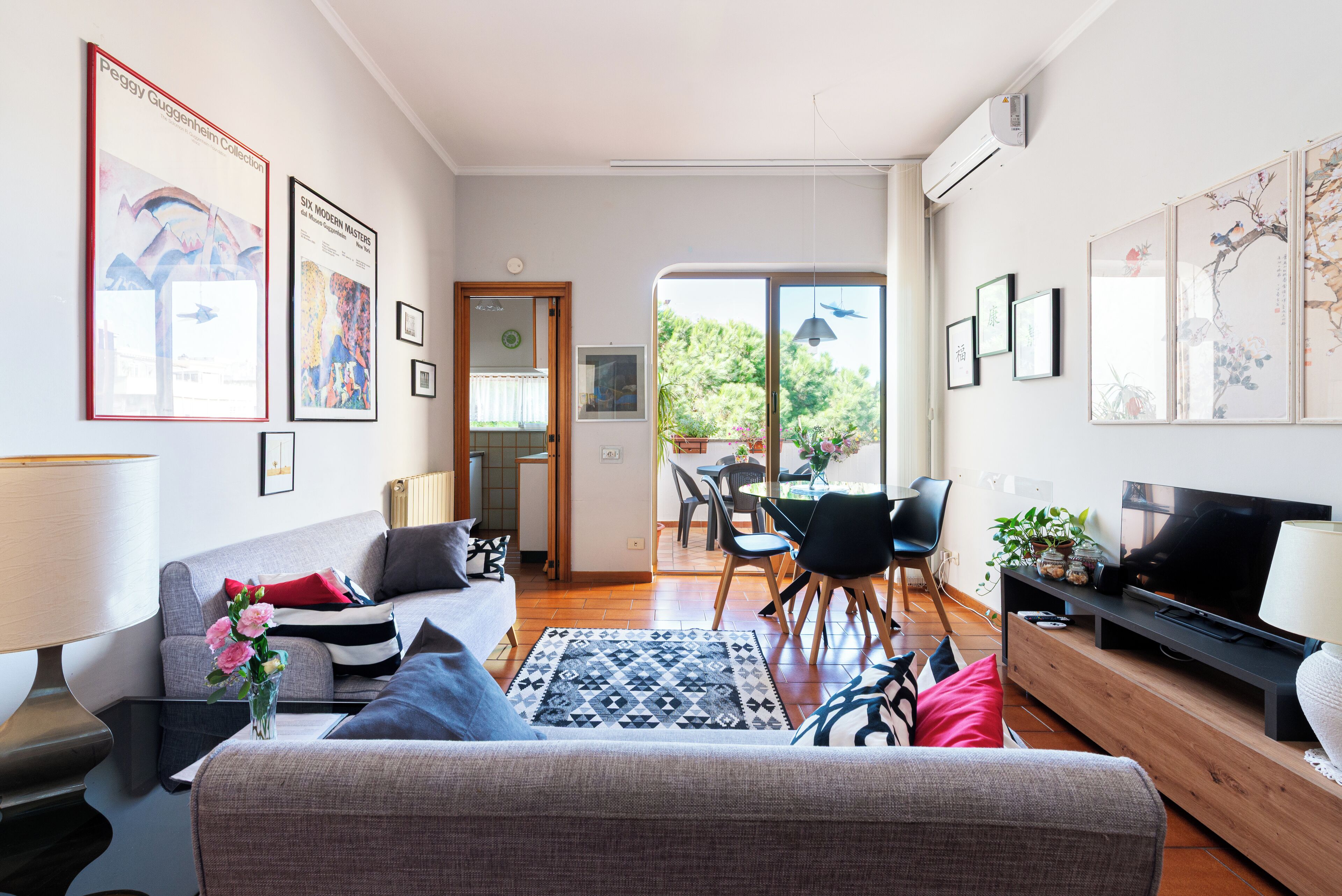 Smart-tv, böcker och kontor