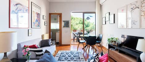 TV connectée, livres, espaces bureaux