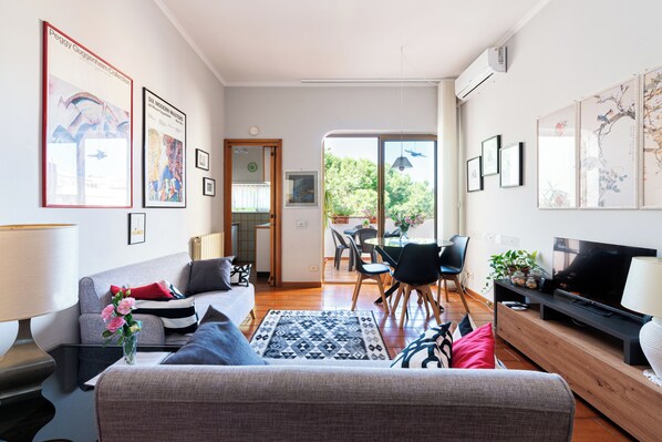 Smart TV, livros, escritórios