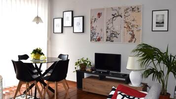 Een smart-tv, boeken en een kantoor