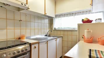 Frigorifero, microonde, forno, piano cottura