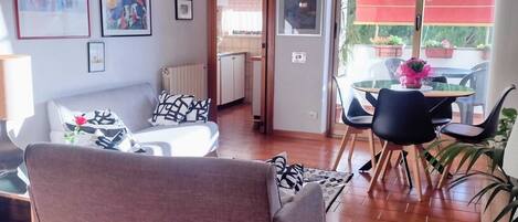 Smart-TV, Bücher, Arbeitsbereiche