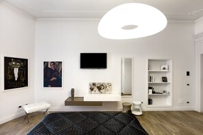 Suite (Nemo) | Caja fuerte, decoración individual, mobiliario individual y escritorio