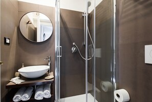 Comfort Double Room | Bathroom | Free toiletries, hair dryer, towels - Domus De' Fiori (Rome)