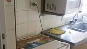 A kitchen with a refrigerator, a microwave, and a tiled backsplash. - Gascon MDQ by BonRent (Mar del Plata)
